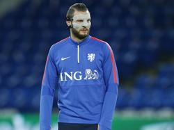 Erik Pieters maakt de training van het Nederlands elftal in Cardiff mee met een masker op zijn gezicht. De verdediger staat aan de vooravond van de oefeninterland tegen Wales. (12-11-2015)