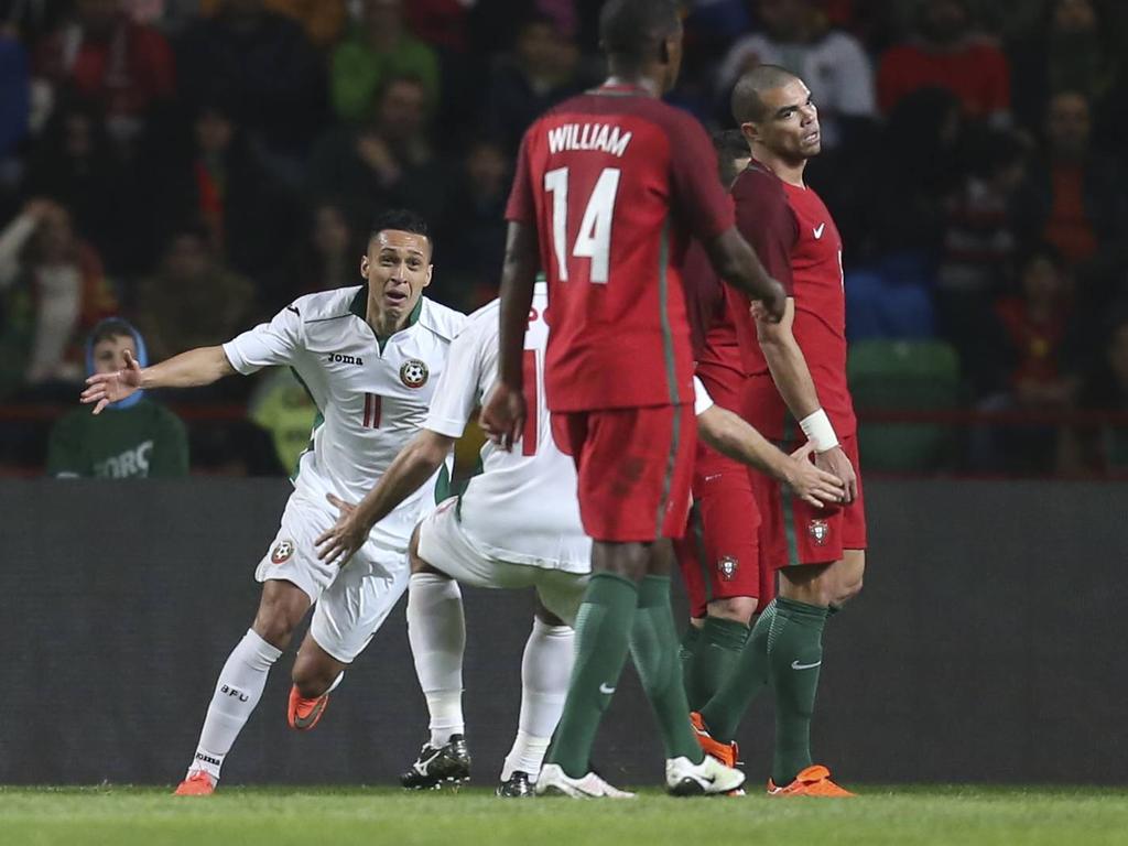 Marcelinho (l.) van Bulgarije maakt bij zijn debuut de openingstreffer in het duel met Portugal. (25-03-2016)