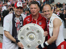 Mark van Bommel (li.) die het kampioenshap van de Bundesliga viert in 2008 met Louis van Gaal (mi.) en Arjen Robben (re.)