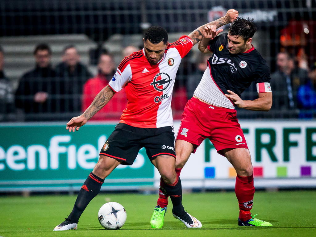 Colin Kâzım-Richards (l.) probeert Sander Fischer (r.) van zich af te zetten tijdens Excelsior - Feyenoord. (06-12-2014)