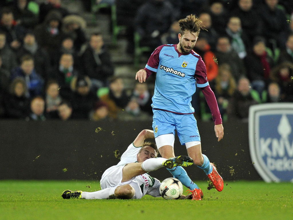 Maikel Kieftenbeld (l.) probeert er alles aan te doen om Davy Pröpper (r) van de bal te zetten tijdens het bekerduel FC Groningen - Vitesse. (28-01-2015)