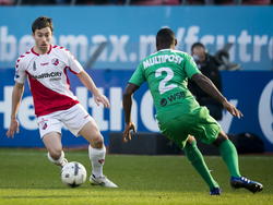 Tommy Oar (l.) houdt de bal aan zijn voet tijdens FC Utrecht - FC Dordrecht. Jeffry Fortes gaat het duel aan. (15-02-2015)