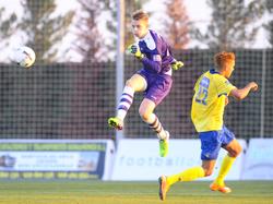 Maarten de Fockert (l.) komt tijdens een oefenduel van sc Heerenveen met Sint-Truidense VV zelfverzekerd over. Hier ramt hij de bal weg voordat Edmilson Junior ook maar iets kan betekenen. (07-01-2015)