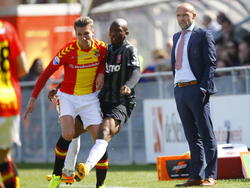 Trainer Alfred Schreuder (r.) kijkt toe hoe Kamohelo Mokotjo (m.) en Peter van Ooijen (l.) met elkaar in duel zijn tijdens Go Ahead Eagles - FC Twente. (12-04-2015)