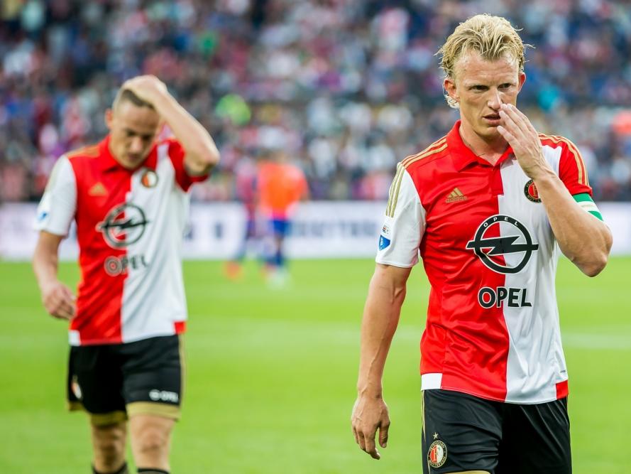 Aanvoerder Dirk Kuyt (r.) loopt teleurgesteld van het veld na de derde opeenvolgende oefennederlaag van Feyenoord. De Rotterdammers verliezen in De Kuip met 1-3 van Olympiakos. Ook Jens Toornstra druipt af. (01-08-2015)