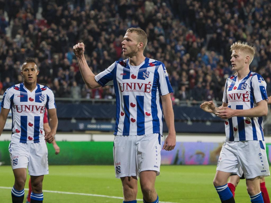 Spits Henk Veerman viert zijn doelpunt in de beker tegen Helmond Sport met de supporters van sc Heerenveen. (29-10-2015)