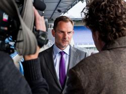 Ronald de Boer wordt geïnterviewd tijdens een trainerscongres. (09-05-2014)