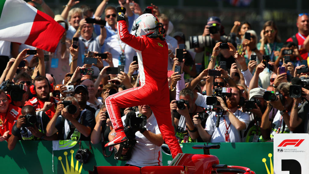 Sebastian Vettel feiert seinen Sieg vor dem Briten Lewis Hamilton Sebastian Vettel feiert seinen Sieg vor dem Briten Lewis Hamilton