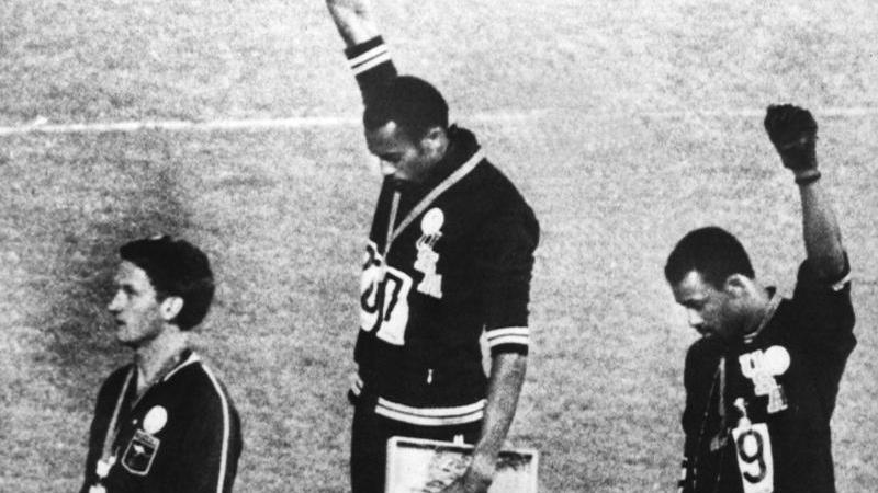 Tommie Smith (m.), John Carlos (r.) und Peter Norman - der unbekannte Dritte - bei der Siegerehrung 1968 Tommie Smith (m.), John Carlos (r.) und Peter Norman - der unbekannte Dritte - bei der Siegerehrung 1968