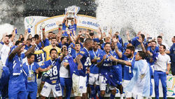 Los jugadores del Cruzeiro celebran el título en el feudo del Corinthians. (Foto: Getty)