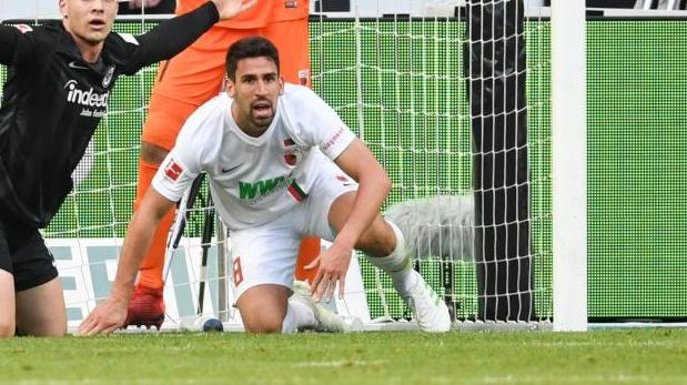 Rani Khedira (r.) wird dem FC Augsburg fehlen