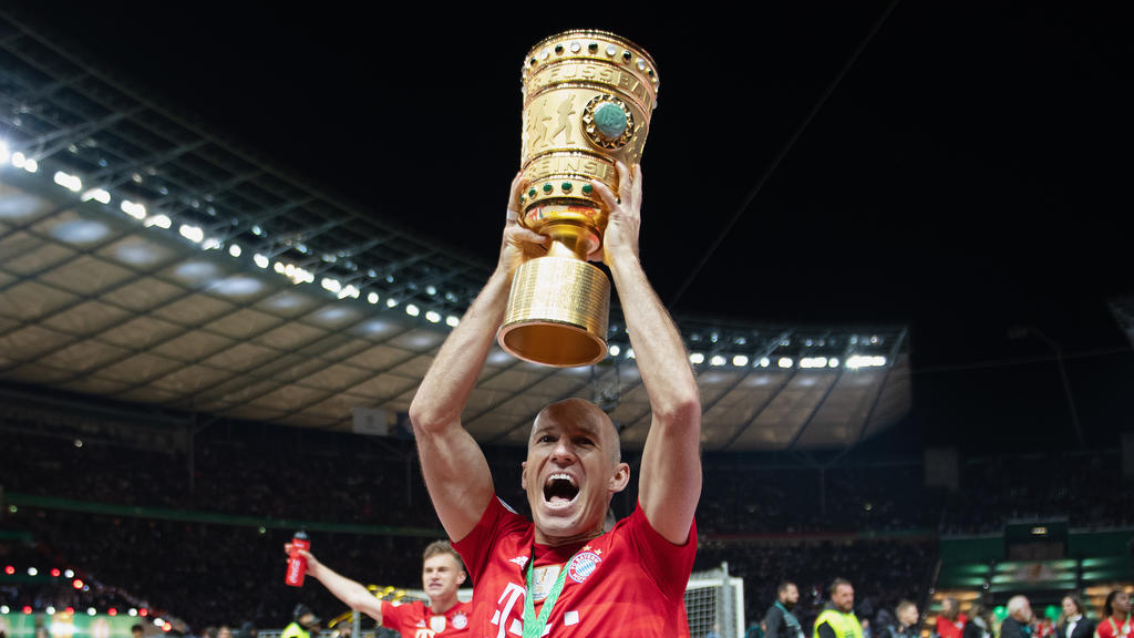 Robben levanta la copa frente al Leipzig.