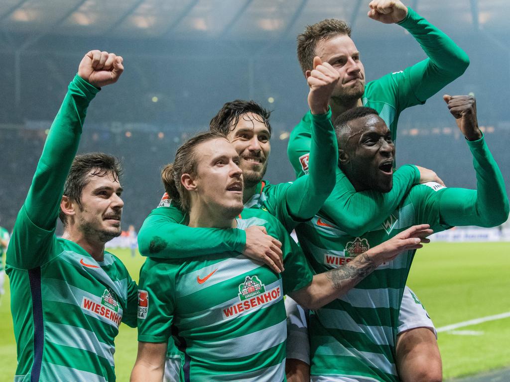 Max Kruse (2.v.l.) schoss Werder zum Sieg in Berlin