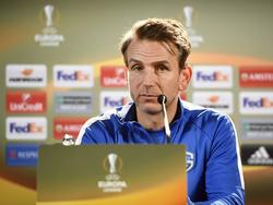 KRC Genk-trainer Albert Stuivenberg staat de media te woord in aanloop naar het Europa League-duel met Celta de Vigo (19-04-2017).