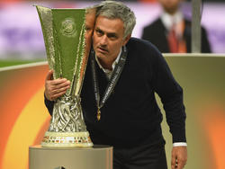 Mourinho posa con la copa conquistada en Estocolmo. (Foto: Getty)