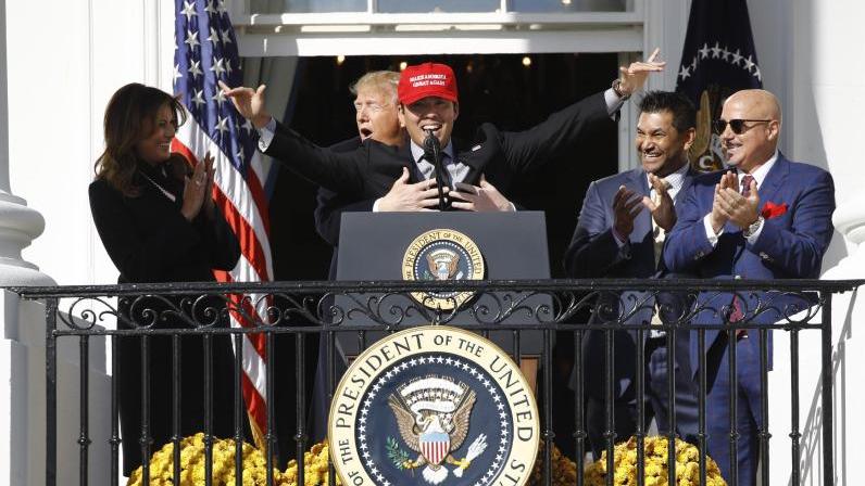 US-Präsident Donald Trump (2.v.l) mit Spielern der Washington Nationals auf dem Truman Balkon des Weißen Hauses US-Präsident Donald Trump (2.v.l) mit Spielern der Washington Nationals auf dem Truman Balkon des Weißen Hauses