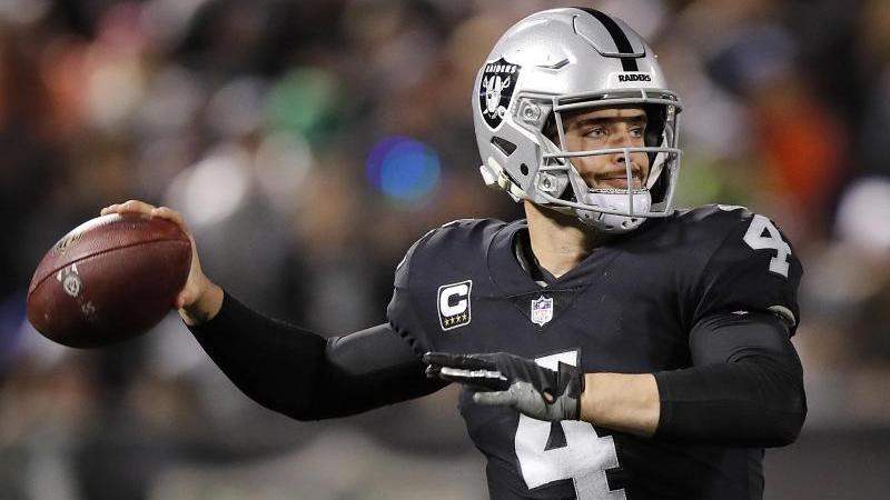 Darek Carr warf einen Touchdown Darek Carr warf einen Touchdown