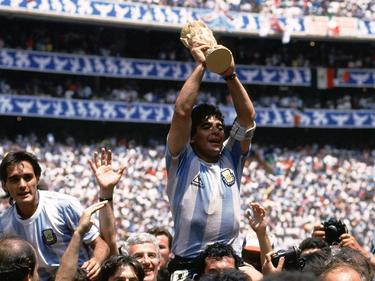 Maradona mit dem WM-Pokal