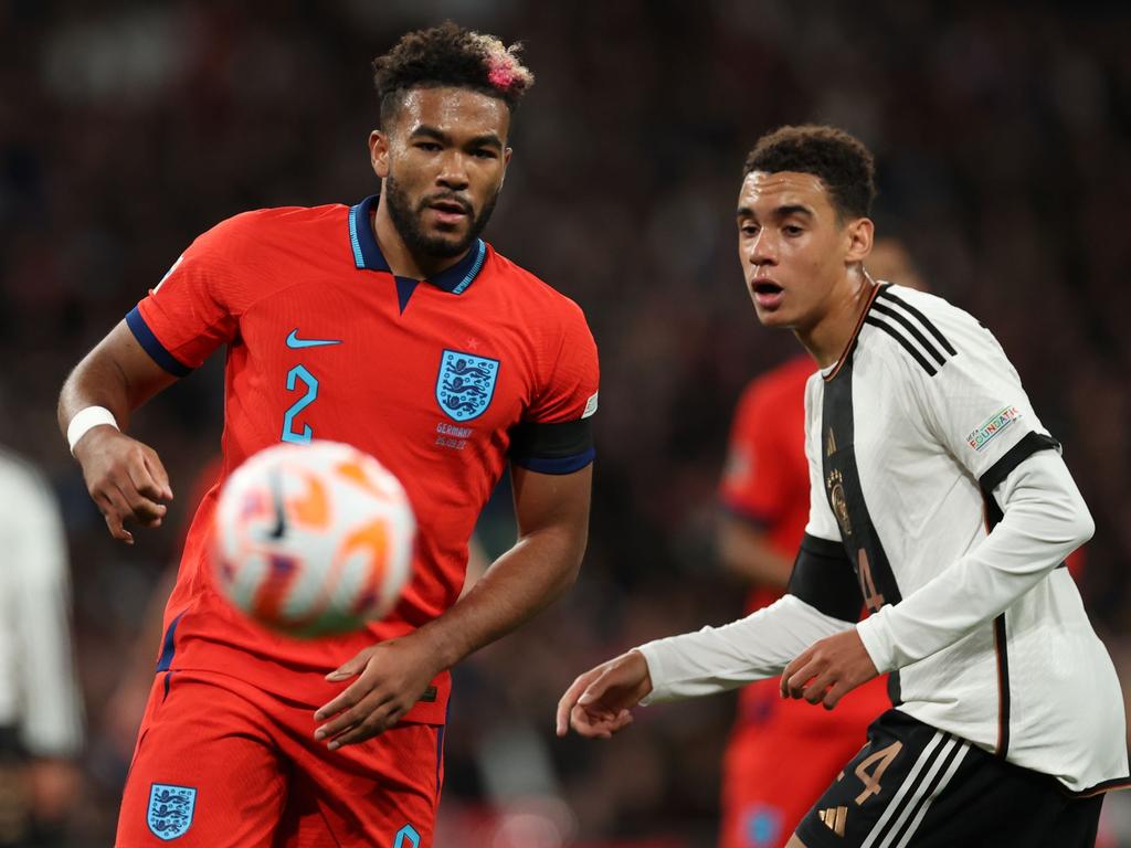 Hat sich eine Bänderverletzung zugezogen und droht für die WM in Katar auszufallen: Englands Reece James (l)