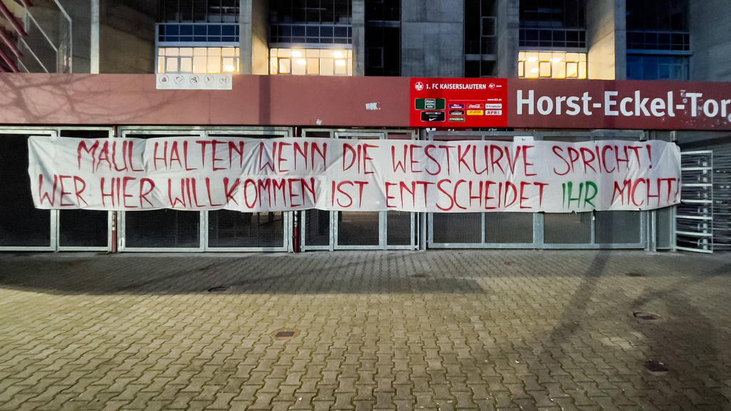 Mit diesem Spruchband reagierten die Ultras des 1. FC Kaiserslautern auf die rassistischen Anfeindungen