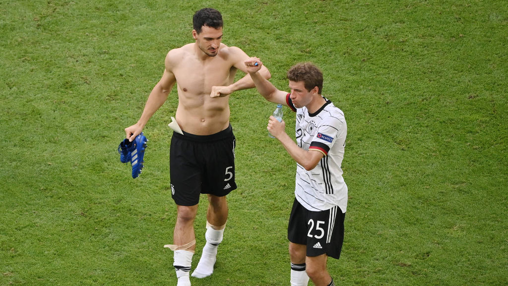 Mats Hummels und Thomas Müller (r.) bejubeln den Sieg gegen Portugal