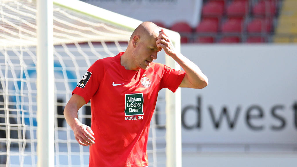 Lässt sich bei seinem Klub nicht mehr blicken: Ex-Kaiserslautern-Profi Hlousek Lässt sich bei seinem Klub nicht mehr blicken: Ex-Kaiserslautern-Profi Hlousek