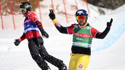 Snowboardcrosser Martin Nörl (r.) gewann zum zweiten Mal den Gesamtweltcup