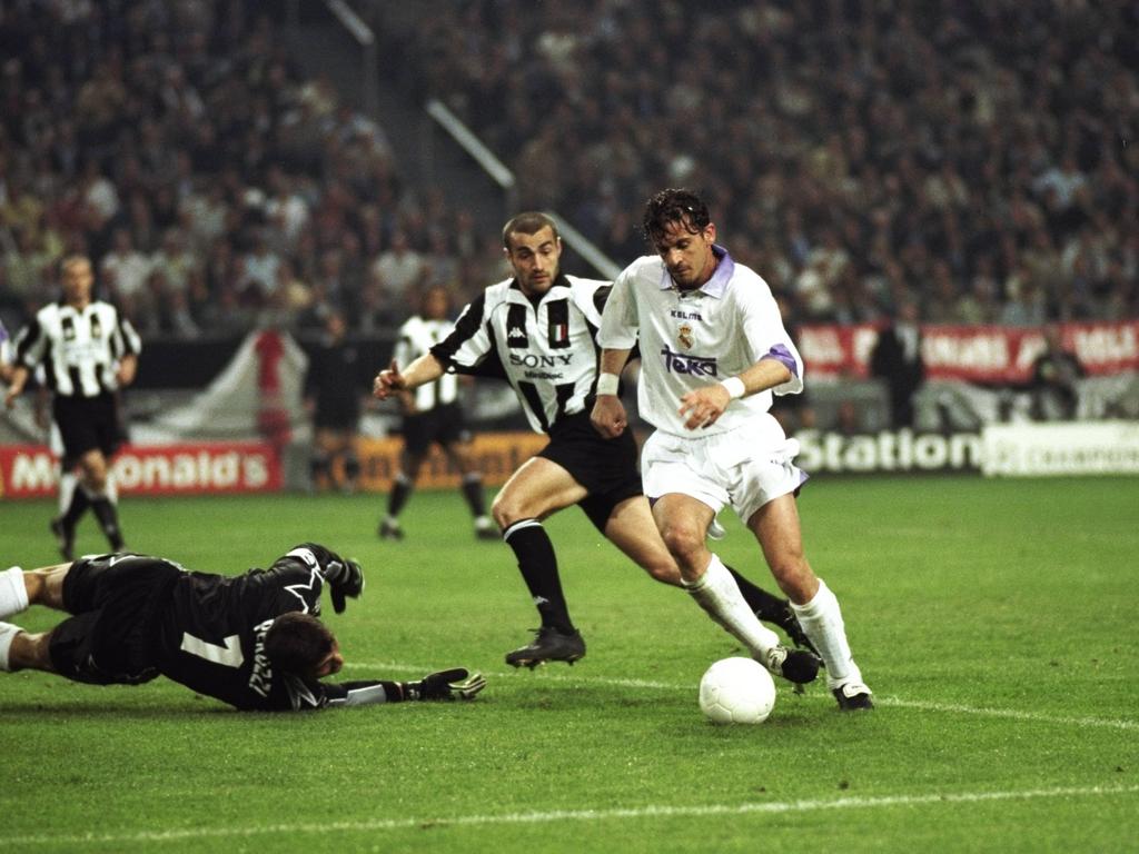 Mijatovic (dcha.) anota el gol del triunfo del Madrid en la final de 1998. (Foto: Getty)