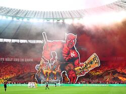 Die Fans des FCK verwandelten die Ostkurve im Berliner Olympiastadion kurz vor dem Spielbeginn in eine Höllenlandschaft