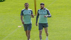 Oliver Burke (r.) könnte doch bei Werder Bremen bleiben