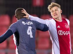 Danzell Gravenberch (l.) en Viktor Fischer kunnen het goed met elkaar vinden tijdens het Jupiler League-duel tussen Jong Ajax en FC Dordrecht. (29-02-2016)