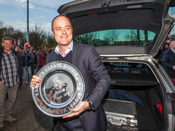 KNVB-voorzitter Bert van Oostveen toont de kampioensschaal voorafgaand aan het duel tussen Sparta Rotterdam en Jong Ajax. (11-04-2016)