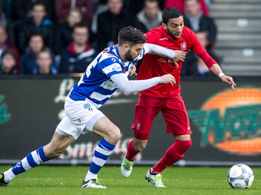 Robin Pröpper (l.) moet zijn armen gebruiken om Hakim Ziyech tegen te houden tijdens de competitiewedstrijd De Graafschap - FC Twente. (15-04-2016)