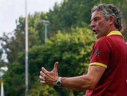 René Trost coacht zijn ploeg tijdens een oefenwedstrijd met Excelsior. (26-7-2014)