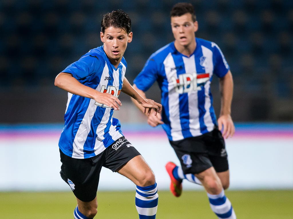Joey Sleegers (l.) behoudt het overzicht en dribbelt naar voren in het duel tussen FC Eindhoven en promovendus RKC Waalwijk. (03-10-2014) Joey Sleegers (l.) behoudt het overzicht en dribbelt naar voren in het duel tussen FC Eindhoven en promovendus RKC Waalwijk. (03-10-2014)