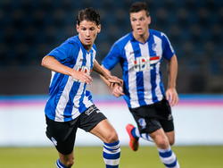 Joey Sleegers (l.) behoudt het overzicht en dribbelt naar voren in het duel tussen FC Eindhoven en promovendus RKC Waalwijk. (03-10-2014)