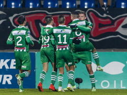 PEC Zwolle komt via Tomáš Necid op een 0-1 voorsprong tegen Willem II en dat wordt gevierd door de spelers. (13-12-2014)