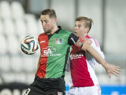 Rens van Eijden (l.) zet kinderlijk eenvoudig Tom Noordhoff (r.) van zich af tijdens het competitieduel Jong Ajax - NEC Nijmegen. (24-11-2014)