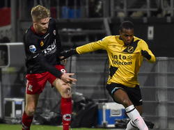 Ruben Ligeon (r.) laat zijn aanvallende intenties zien tijdens de competitiewedstrijd Excelsior - NAC Breda. Tom van Weert moet in de achtervolging. (31-01-2015)
