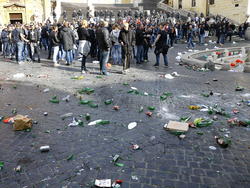 De Feyenoord supporters gooien met glas en drank en de Italiaanse politie staat al klaar om in te grijpen. (19-02-2015)