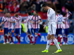 Cristiano Ronaldo agacha la cabeza ante la debacle blanca en el Calderón. (Foto: Getty)