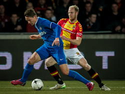 Luuk de Jong (l.) ontsnapt bij Jop van der Linden tijdens Go Ahead Eagles - PSV. (07-03-2015)
