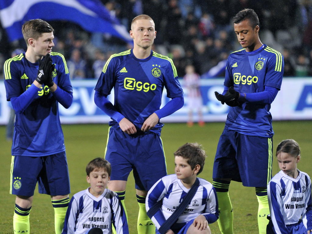 Django Wamerdam (l.), Viktor Fischer (m.) en Richairo Živković staan klaar voor de competitiewedstrijd De Graafschap - Jong Ajax. Voor Fischer is het zijn eerste officiële wedstrijd in dertien maanden tijd. (21-03-2015)