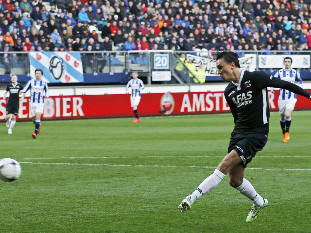 Steven Berghuis krijgt een lage voorzet in de openingsfase van de wedstrijd sc Heerenveen - AZ en met de binnenkant van de voet werkt hij de bal richting doel. (11-04-2015)