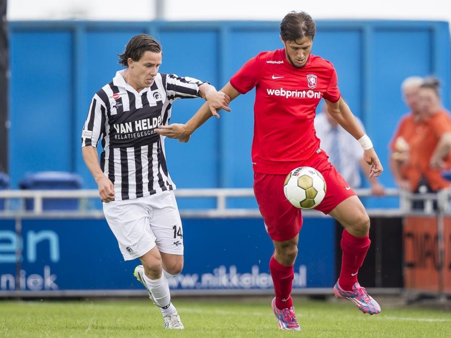 Georgios Katsikas (r.) probeert Joey Dekkers (l.) van zich af te houden tijdens het oefenduel Achilles'29 - FC Twente. (18-07-2015)