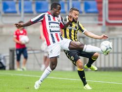 Lesly de Sa (l.) en Rochdi Achenteh (r.) vechten een duel uit tijdens het competitieduel Willem II - Vitesse. (09-08-2015)