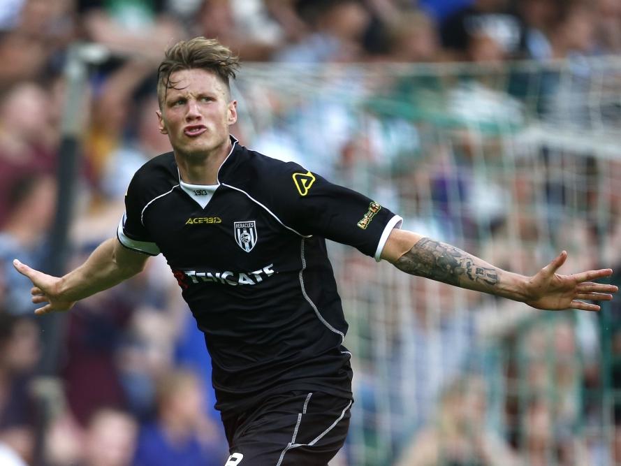 Wout Weghorst zet Heracles Almelo vlak voor rust op 1-1 tegen FC Groningen. Het is een verrassende gelijkmaker, want de Groningers heersten in de eerste helft. (12-05-2016)
