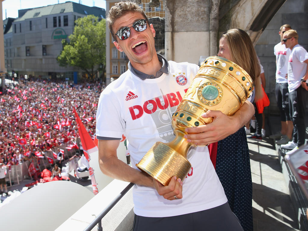 Thomas Müller feiert ausgiebig den Pokalgewinn