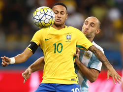 Neymar controla el cuero con el pecho ante Argentina. (Foto: Getty)