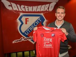Wout Brama presenteert met trots het shirt van zijn nieuwe club FC Utrecht. (27-12-2016)